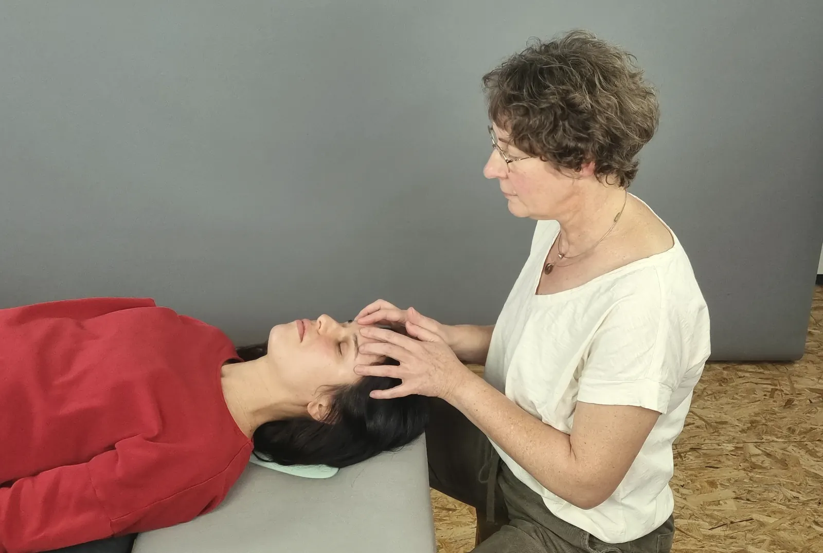 Barbara Neumeier während einer sanften Behandlung in ihrer Praxis