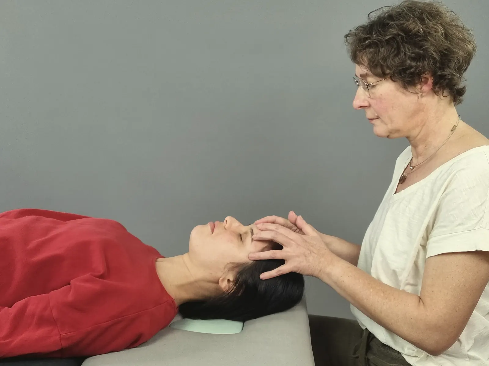 Barbara Neumeier bei einer Craniosacralen Behandlung in ihrer Praxis